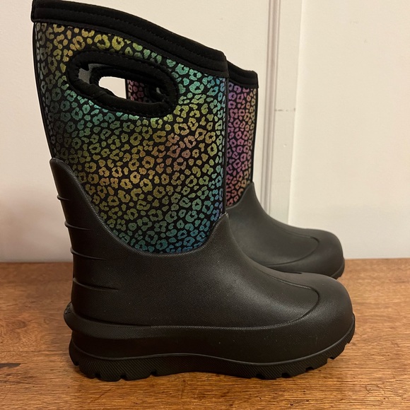 Bogs Black Neo Classic Rainbow Leopard Kid’s Winter Boots - Picture 5 of 6